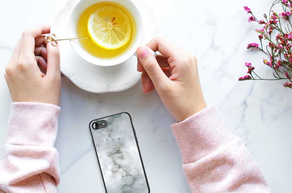 Kleurrijke Telefoonhoesje iPhone SE 2022 | SE 2020 | 7/8 Painting Grey met een drankje en bloemen op een tafel.