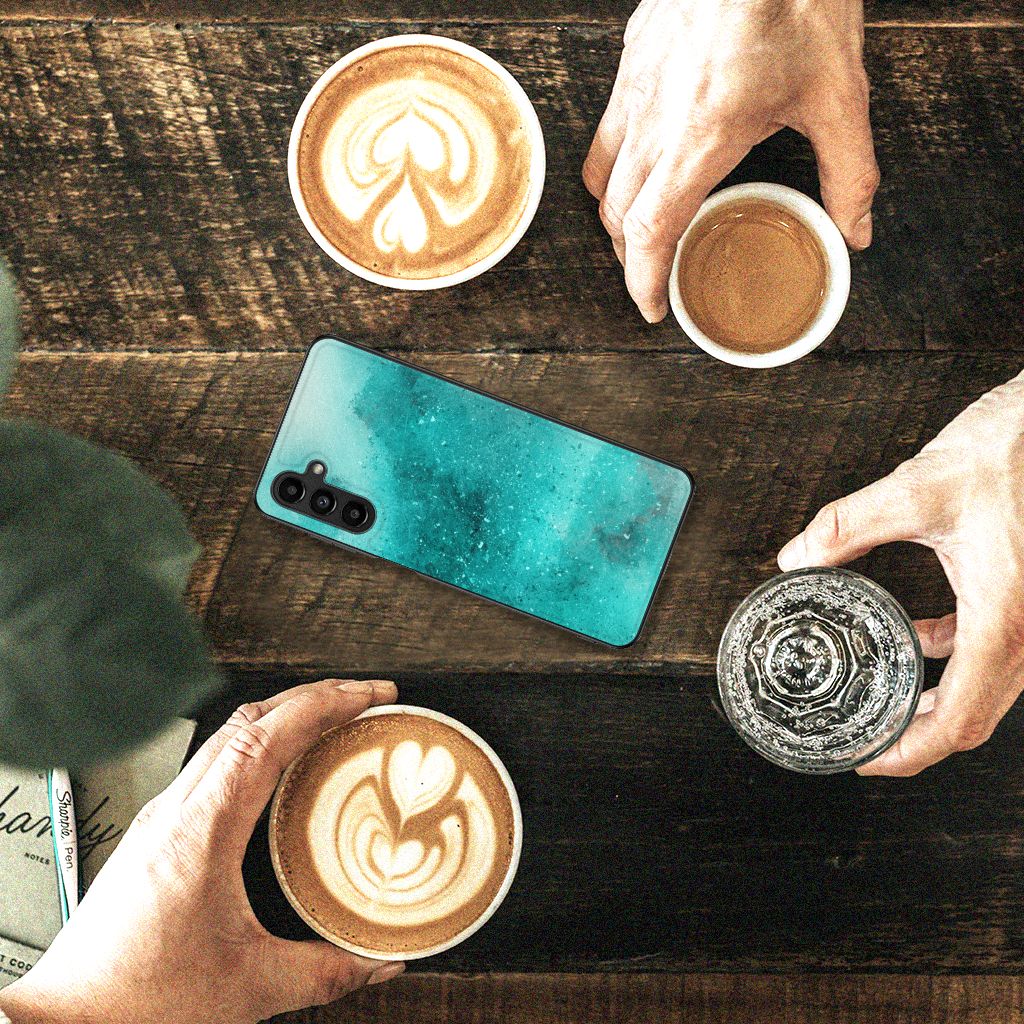 Kleurrijke Telefoonhoesje Samsung Galaxy A14 5G Painting Blue met koffie en hands in een café setting.