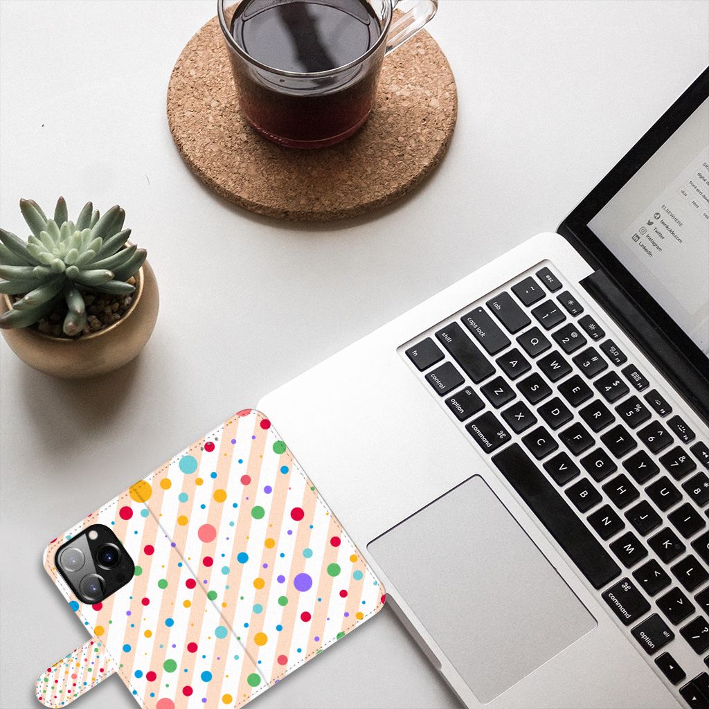 iPhone 14 Pro Telefoon Hoesje Dots met kleurrijke stippen op een bureau met laptop en koffie ☕.