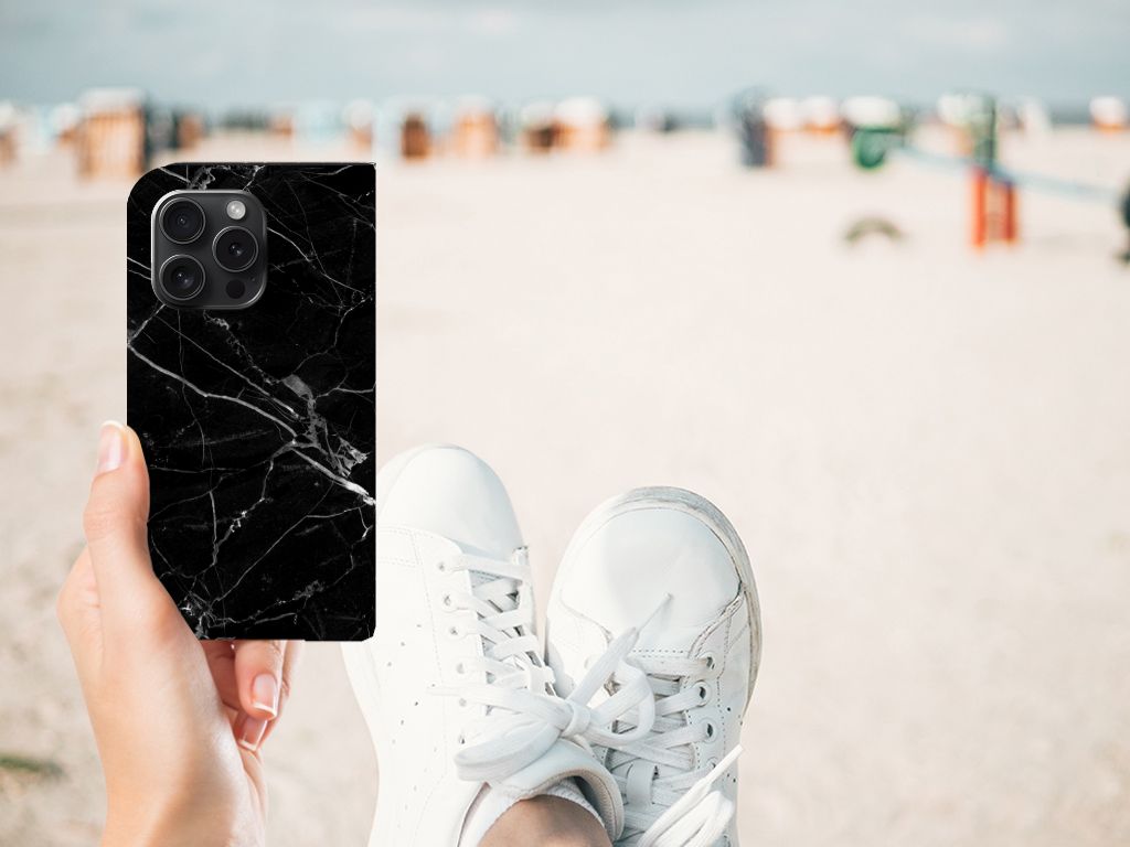 iPhone 15 Pro Standcase Marmer Zwart - Origineel Cadeau Vader met een hand op het strand met sneakers.