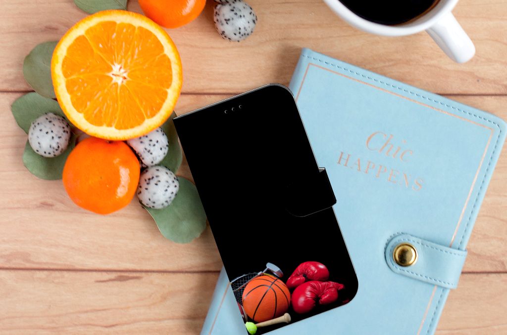 iPhone 14 Plus Wallet Case met Pasjes Sports met sportafbeeldingen en accessoires op een houten tafel.