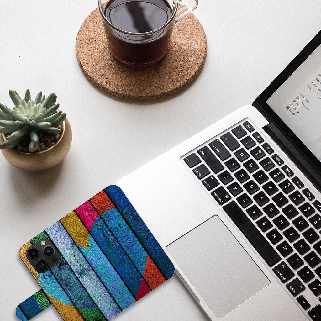 iPhone 15 Pro Book Style Case Wood Heart - Cadeau voor je Vriend op bureau met laptop en plantaardige decoratie.
