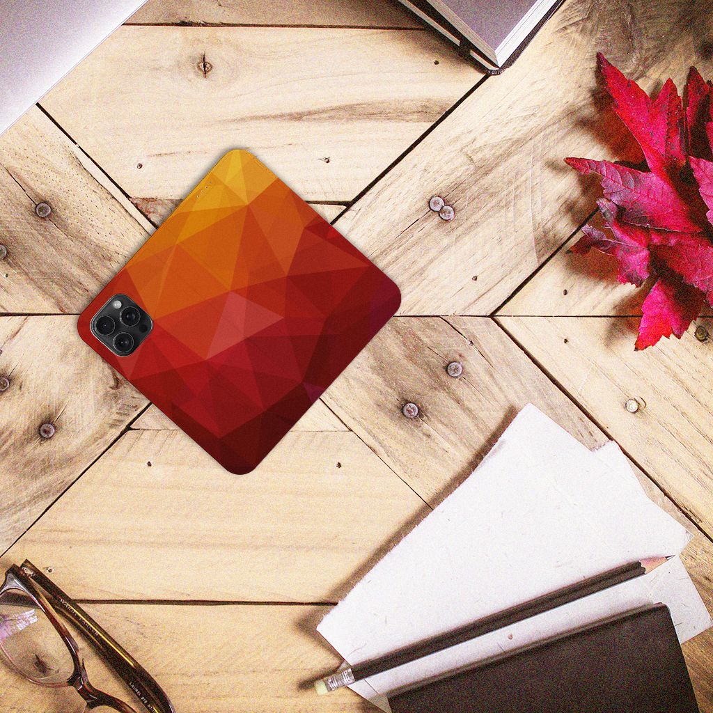Stand Case voor iPhone 15 Pro Max Polygon Red op houten tafel met abstracte vormen en kleuren.