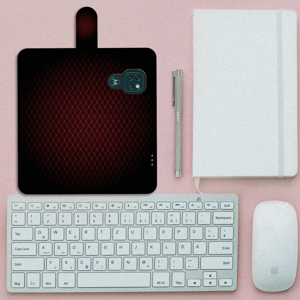 Motorola Moto G9 Play | E7 Plus Telefoon Hoesje Geruit Rood op een bureau met toetsenbord en notitieboek.