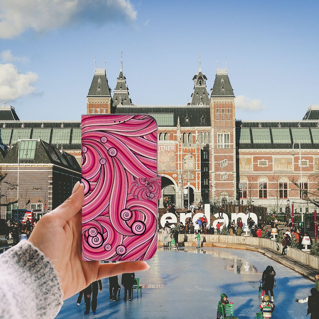 iPhone 13 Pro Max Hoesje Swirl Pink in hand voor het Rijksmuseum met mensen op de achtergrond.