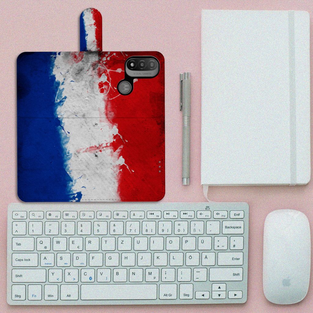 Motorola Moto E20 | E30 | E40 Bookstyle Case Nederland met artistieke Nederlandse vlag op bureau