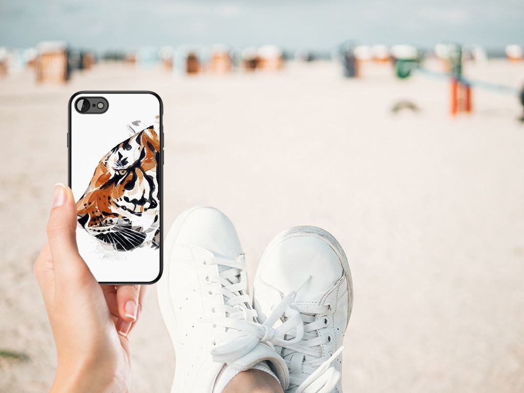 Kleurrijke Telefoonhoesje iPhone SE 2022 | SE 2020 | 7/8 Watercolor Tiger in handen met sneakers op het strand