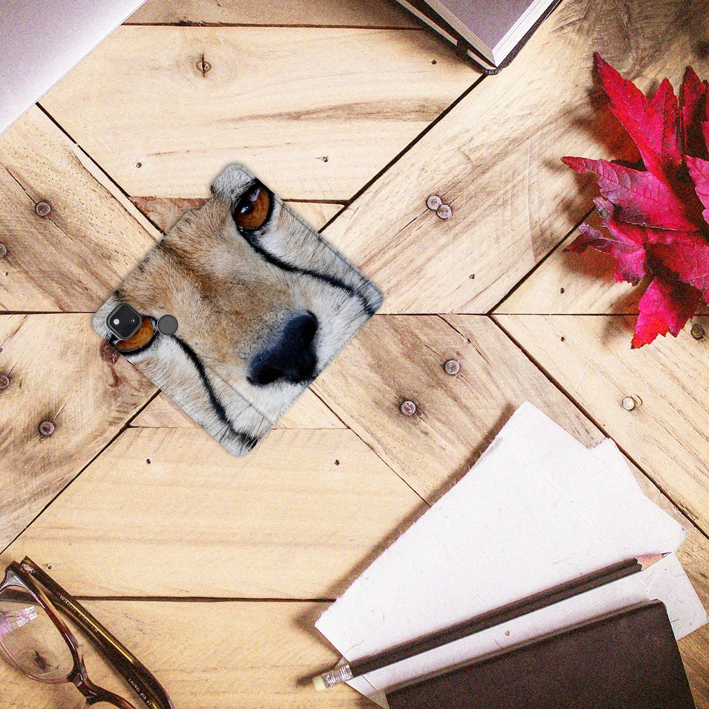 Google Pixel 4a Hoesje maken Cheetah met close-up van cheetah op houten achtergrond.