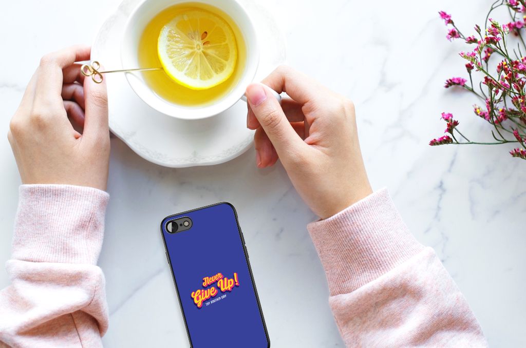 iPhone SE 2022 | SE 2020 | 7/8 Telefoon Hoesje met tekst Never Give Up, in gebruik met een kopje thee.