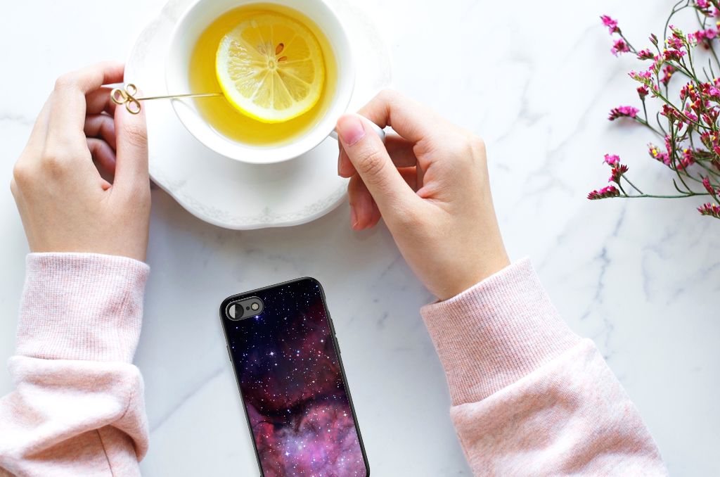 Backcover voor iPhone SE 2022 | SE 2020 | 7/8 Galaxy met sterren en planeten, gefotografeerd met een kopje thee.