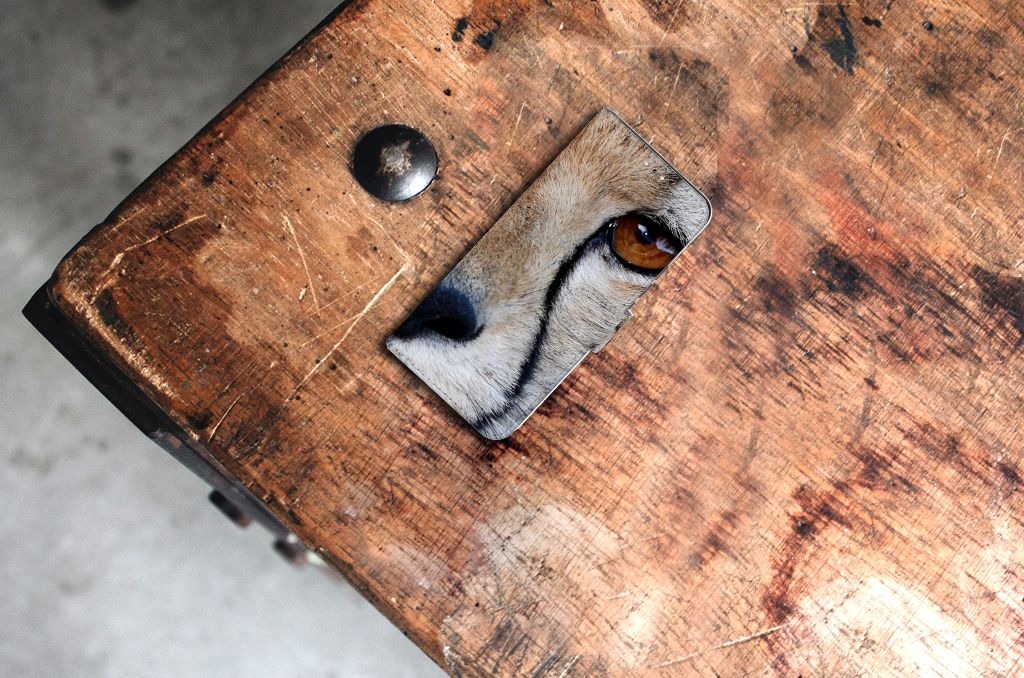 Samsung Galaxy S22 Plus Telefoonhoesje met Pasjes Cheetah op een houten tafel met cheeta oog detail.