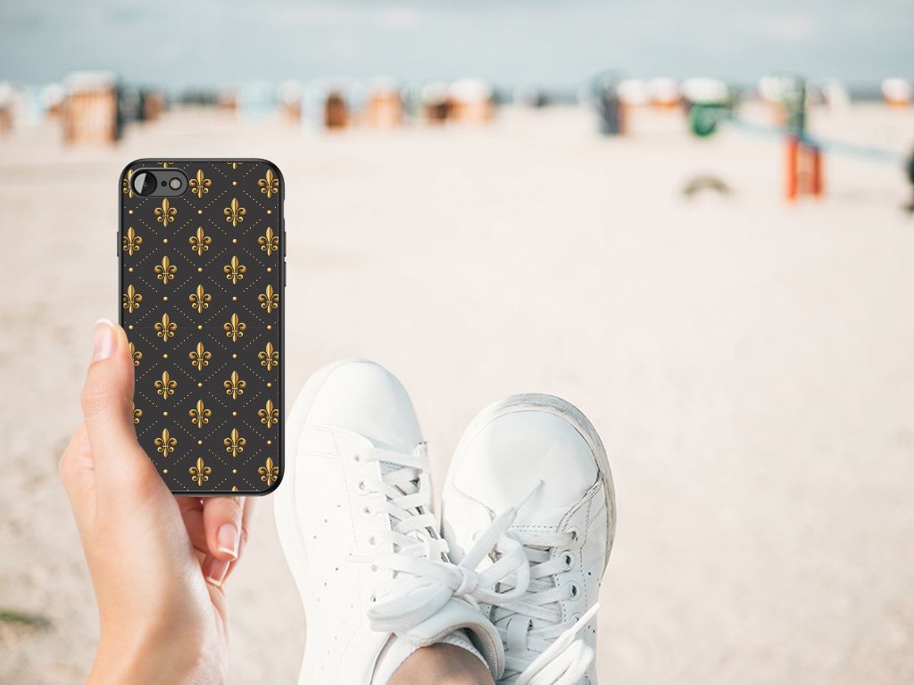 iPhone SE 2022 | SE 2020 | 7/8 Back Case Franse Lelie in hand met sneakers op strand