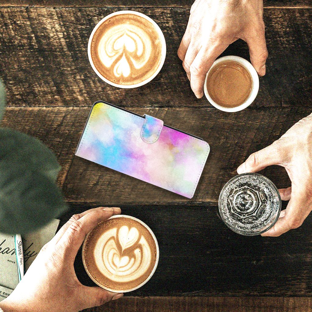 Hoesje OPPO Reno8 Watercolor Light op een houten tafel met koffie en water, kleurrijk en uniek ontwerp.