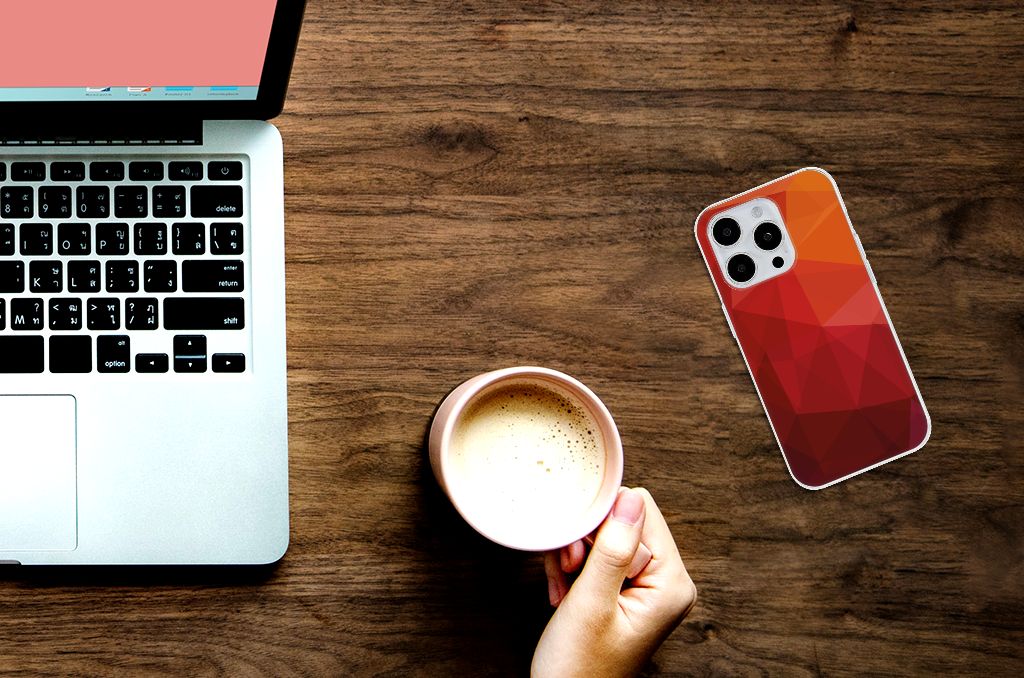 TPU Hoesje voor iPhone 15 Pro Polygon Red op een bureau met laptop en koffie.