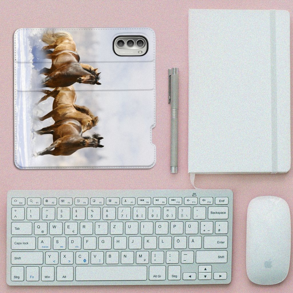 Motorola Moto G51 5G Hoesje maken Paarden met afbeelding van vier paarden op een bureau met toetsenbord.