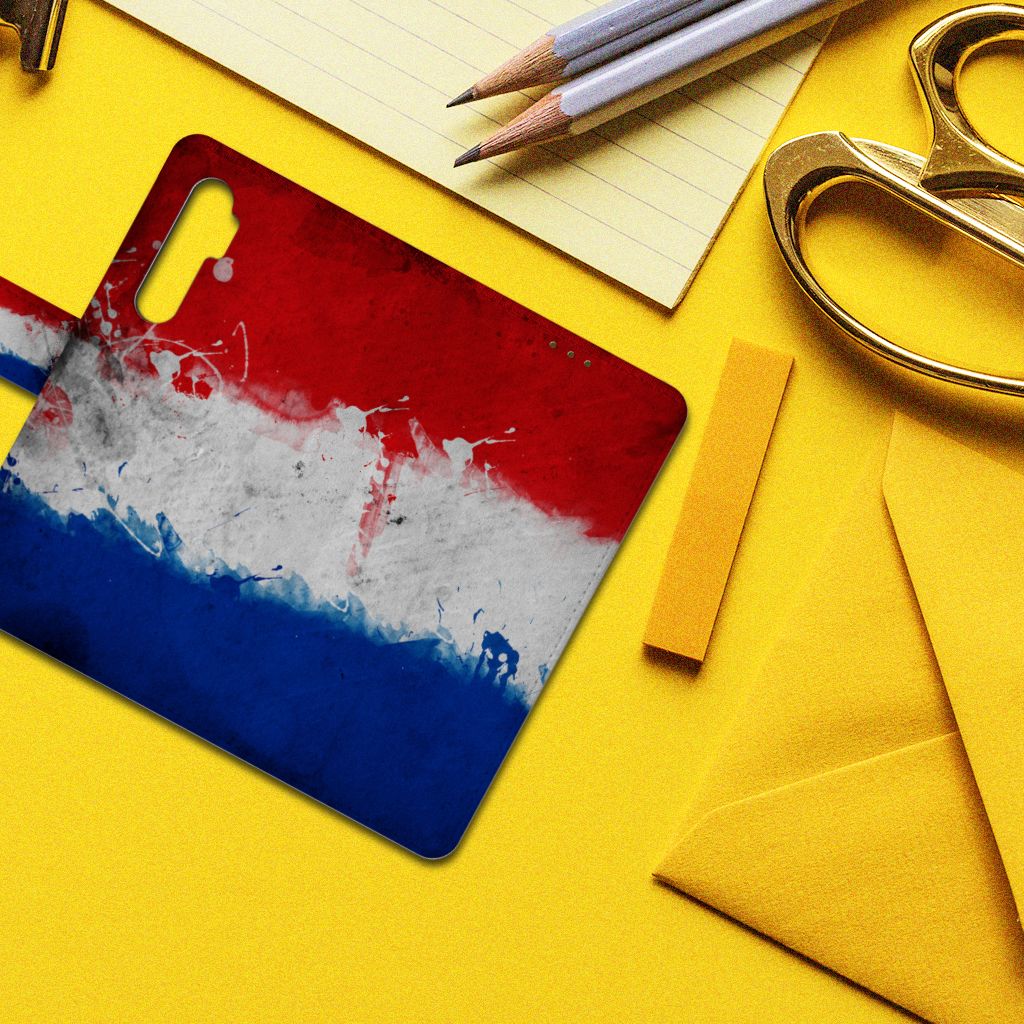 Xiaomi Mi Note 10 Lite Bookstyle Case Nederland met artistiek ontwerp van de Nederlandse vlag.