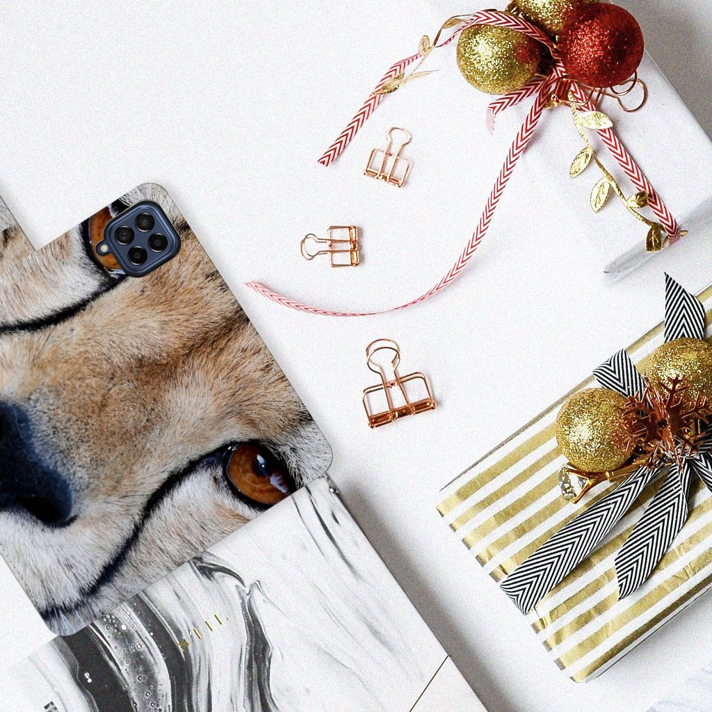 Samsung Galaxy M53 Telefoonhoesje met Pasjes Cheetah close-up op tafel met cadeau en versieringen