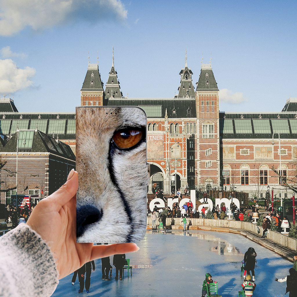 iPhone 13 Pro Max Telefoonhoesje met Pasjes Cheetah in hand met uitzicht op Amsterdam