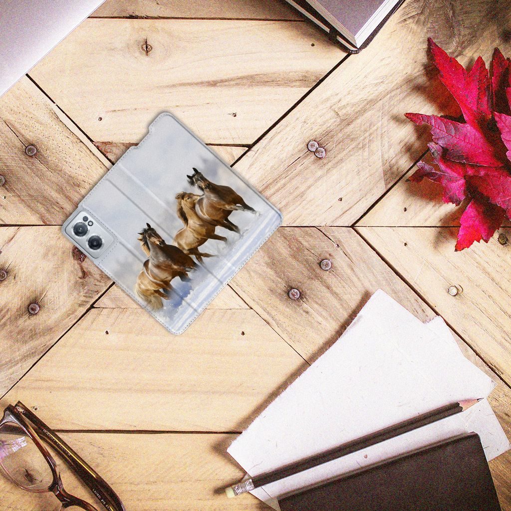 OnePlus Nord CE 2 5G Hoesje maken Paarden met paardenprint op houten tafel.