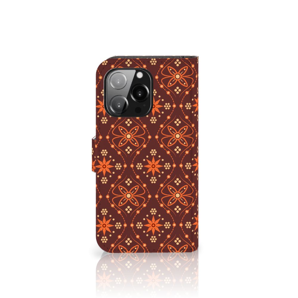 iPhone 13 Pro Telefoon Hoesje Batik Brown met een prachtig symmetrisch patroon 🟠