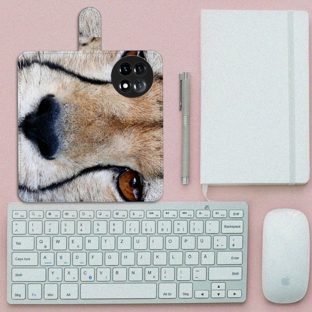OnePlus 11 Telefoonhoesje met Pasjes Cheetah close-up op een bureau met toetsenbord en notitieboek