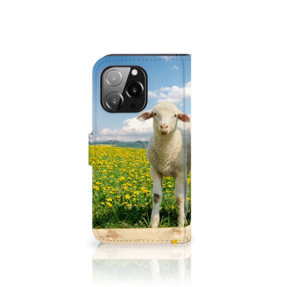 iPhone 13 Pro Telefoonhoesje met Pasjes Schaap en Lammetje in een bloeiend weiland met een schattig lammetje 🌼