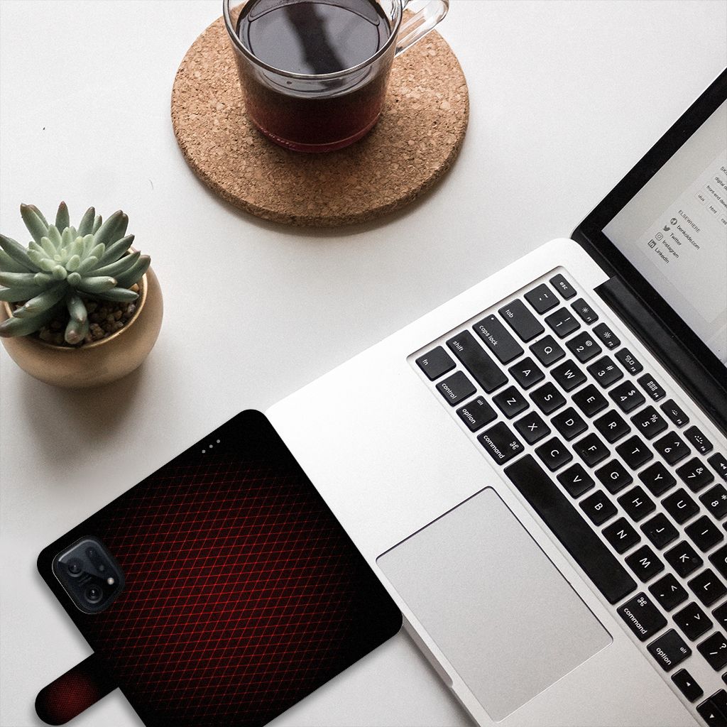 OPPO Find X5 Telefoon Hoesje Geruit Rood op bureau met laptop en plant, minimalistisch design met contrast