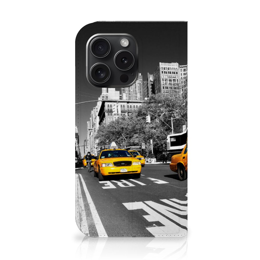 iPhone 15 Pro Book Cover New York Taxi met zwart-wit achtergrond en gele taxi's op straat.