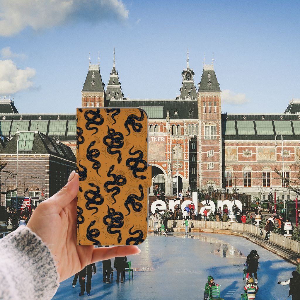 Telefoonhoesje met Pasjes voor iPhone 13 Pro Max Snakes en achtergrond van Amsterdam.