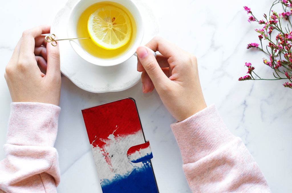 Xiaomi Redmi Note 12 4G Bookstyle Case Nederland met artistiek ontwerp van de Nederlandse vlag op marmeren tafel.