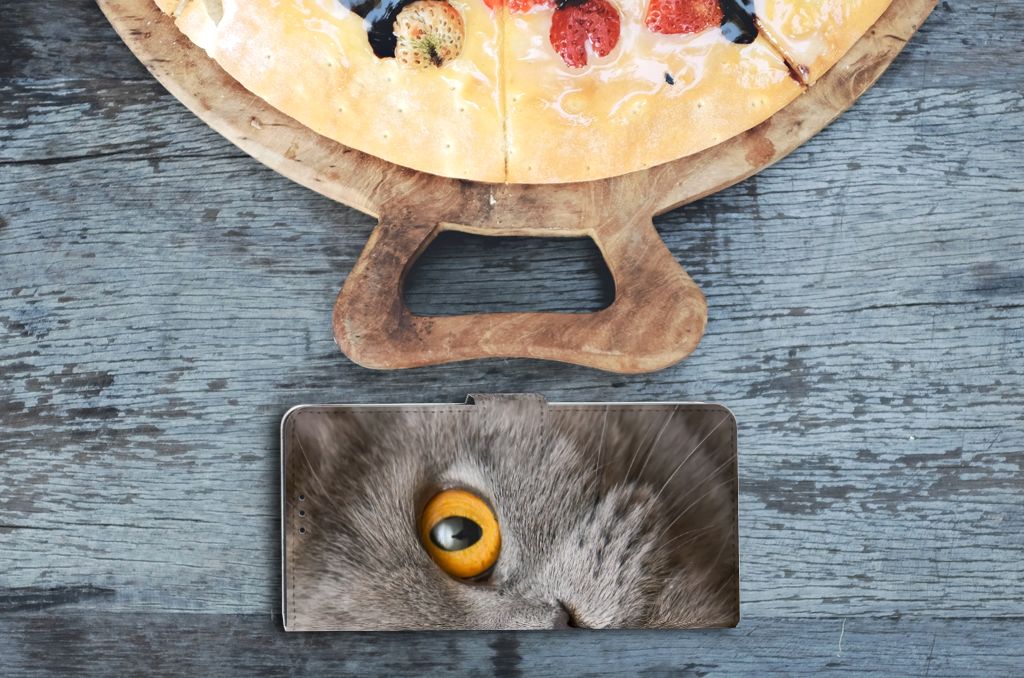 Telefoonhoesje met Pasjes OnePlus 9 Pro Britse Korthaar met kattenoog en pizza op een houten ondergrond