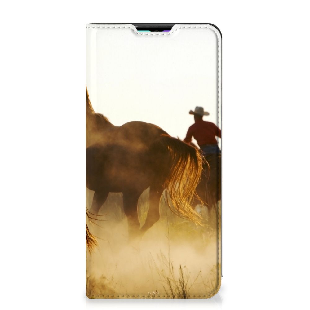 Xiaomi Mi Note 10 Lite Hoesje maken Design Cowboy met een afbeelding van een cowboy en zijn paarden in de natuur.
