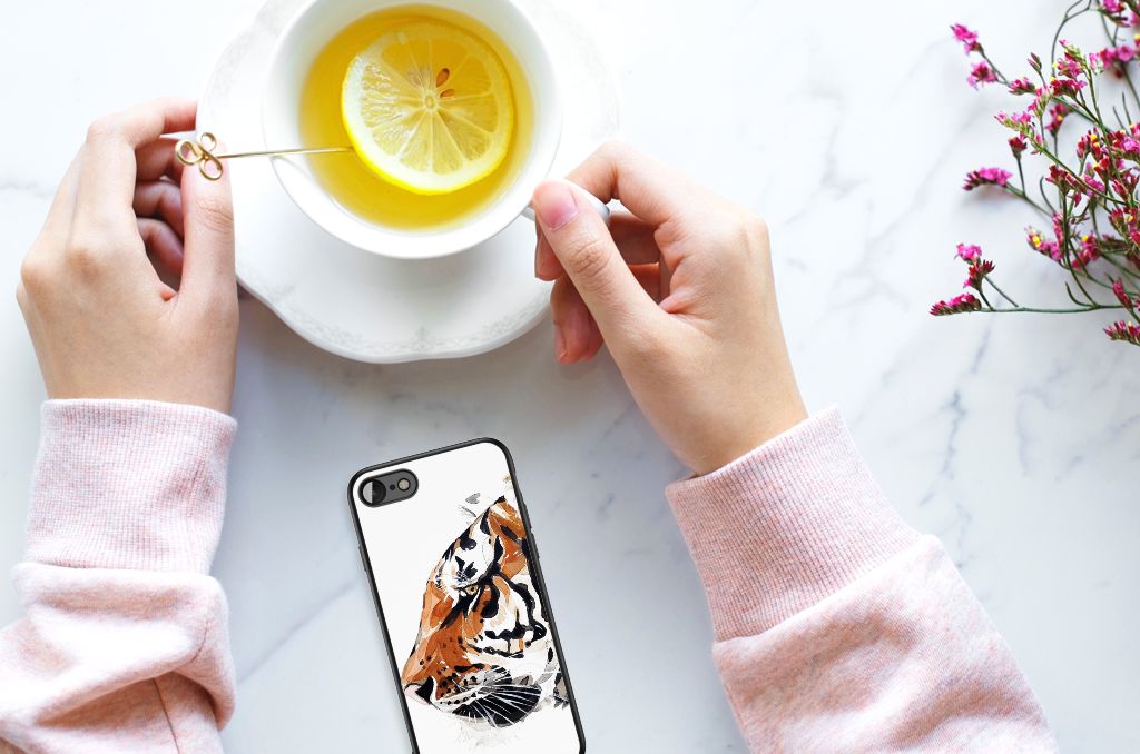 Kleurrijke Telefoonhoesje iPhone SE 2022 | SE 2020 | 7/8 Watercolor Tiger op een tafel met een kopje thee.