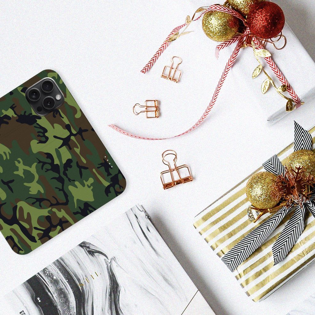 iPhone 15 Pro Hoesje met Magneet Army Dark met camouflagelook en kerstdecoraties 🎄.