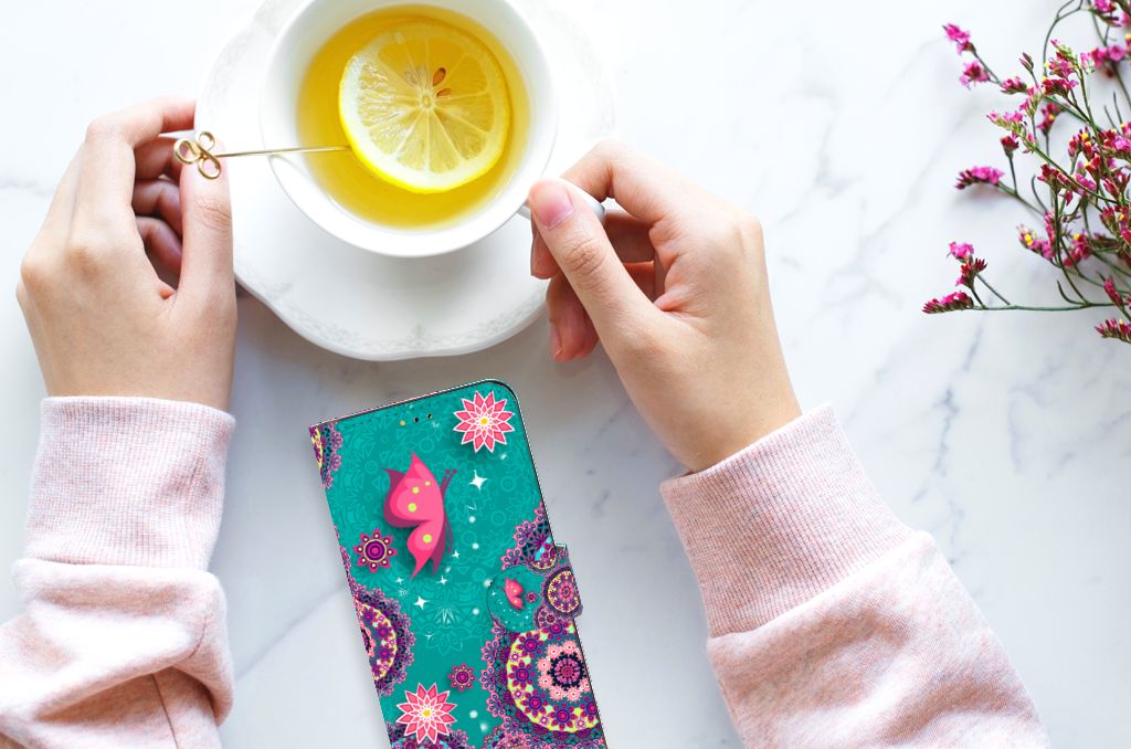 Samsung Galaxy A14 5G Hoesje Cirkels en Vlinders met duidelijke kleuren en patronen op een tafel.
