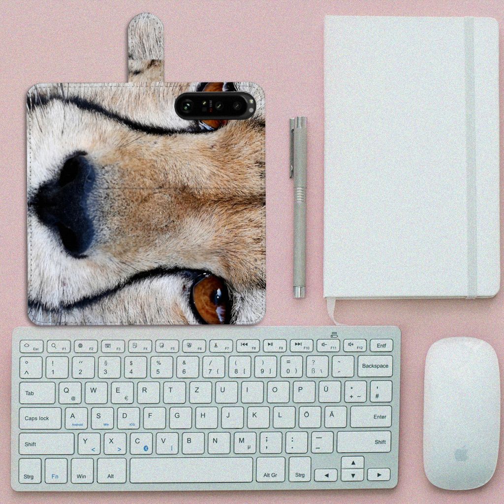 Sony Xperia 1 IV Telefoonhoesje met Pasjes Cheetah op een bureau met toetsenbord en muis.