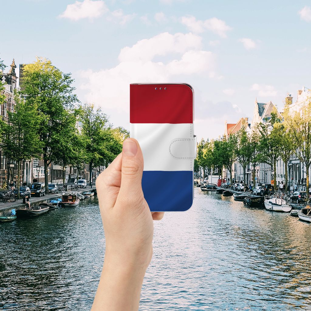 Samsung Galaxy A20e Bookstyle Case Nederlandse Vlag in hand bij een Nederlandse gracht.