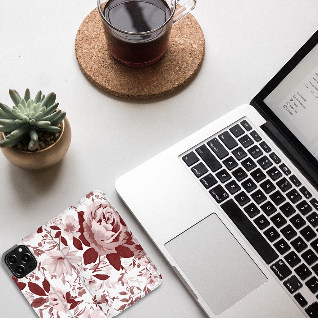 Bookcase iPhone 13 Pro Max Watercolor Flowers design naast een laptop met koffie en een plant