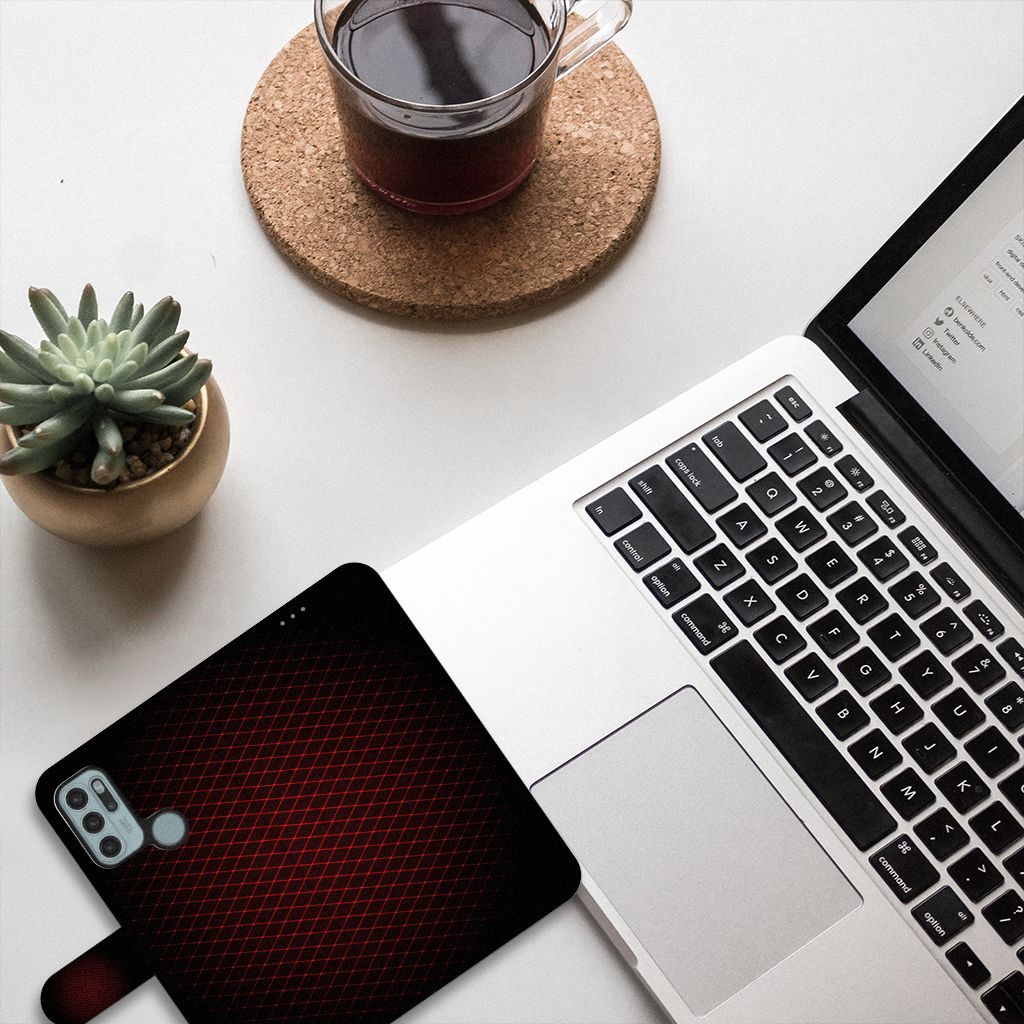 Motorola Moto G60s Telefoon Hoesje Geruit Rood op een bureau naast een laptop en een kopje koffie.