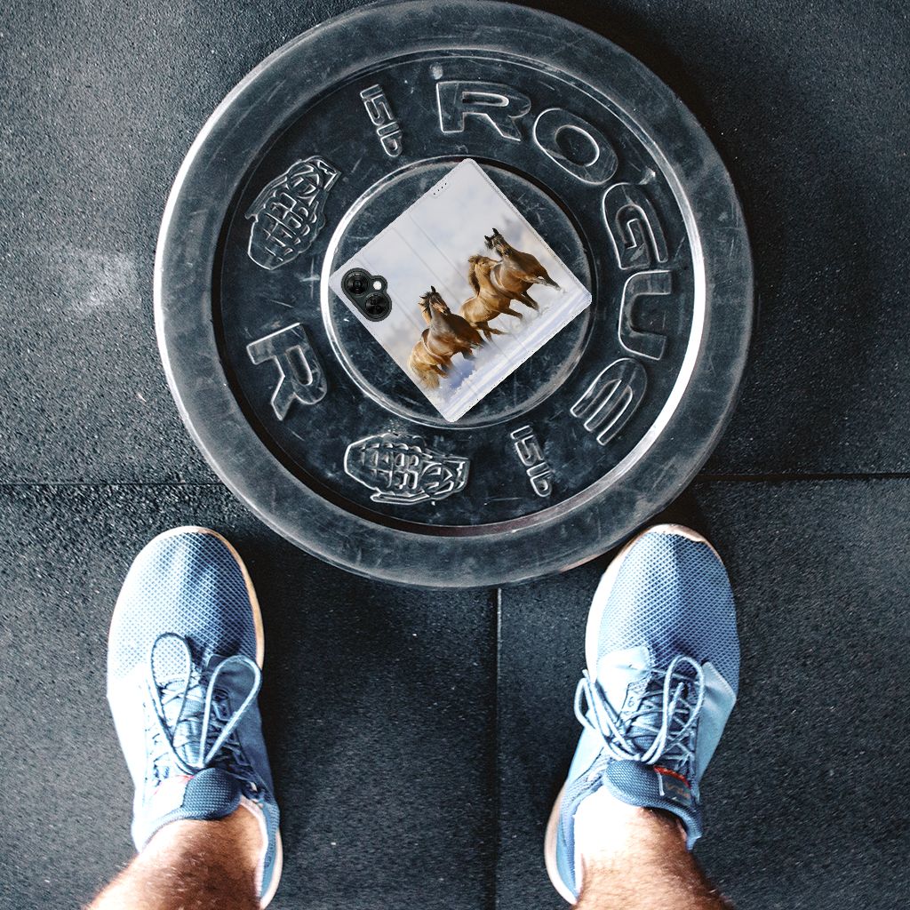 OnePlus Nord CE 3 Lite Hoesje maken Paarden op een gewichtsschijf in de sportschool.