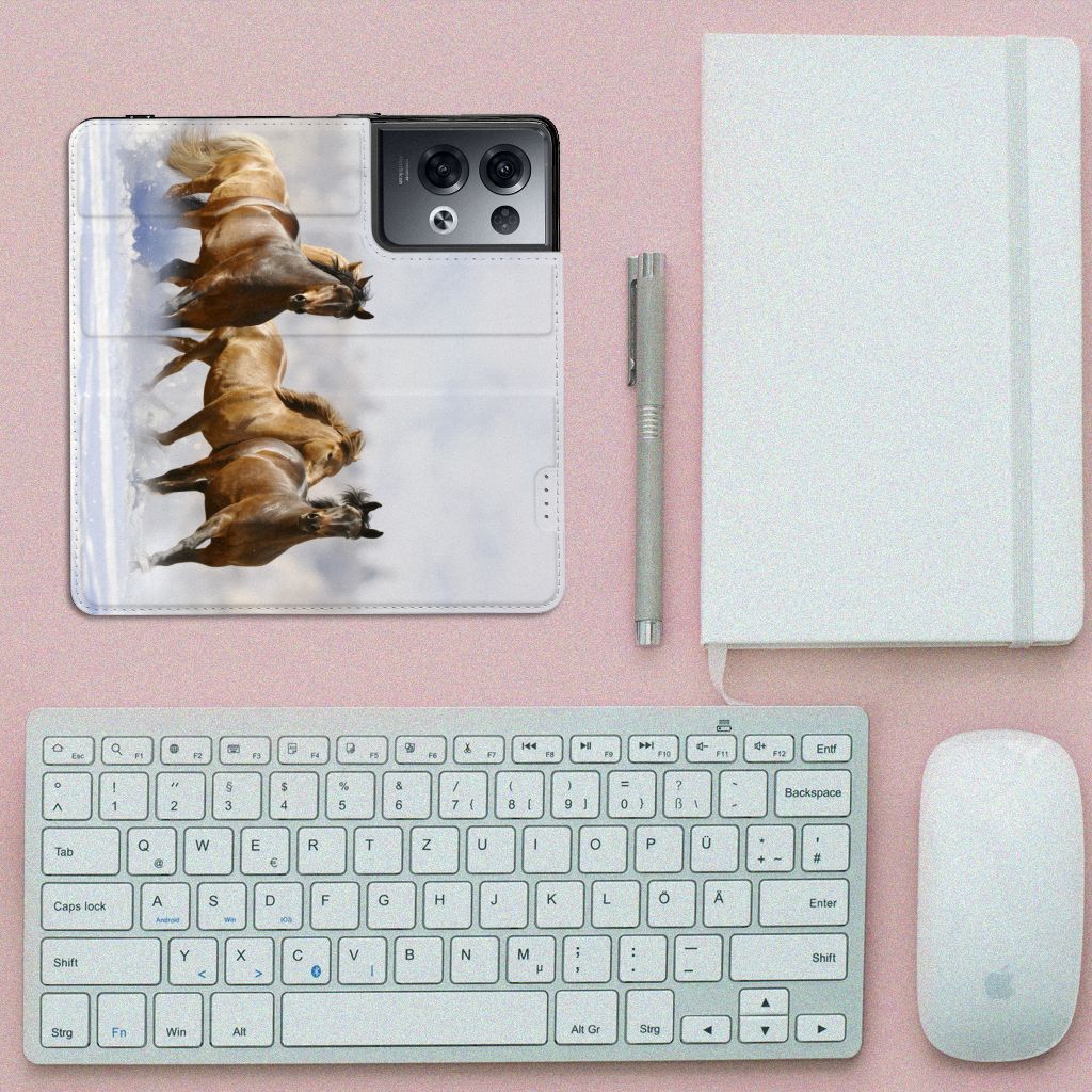 OPPO Reno8 Pro Hoesje maken Paarden met een print van rijdende paarden, stijlvolle smartphonehoes op bureau.