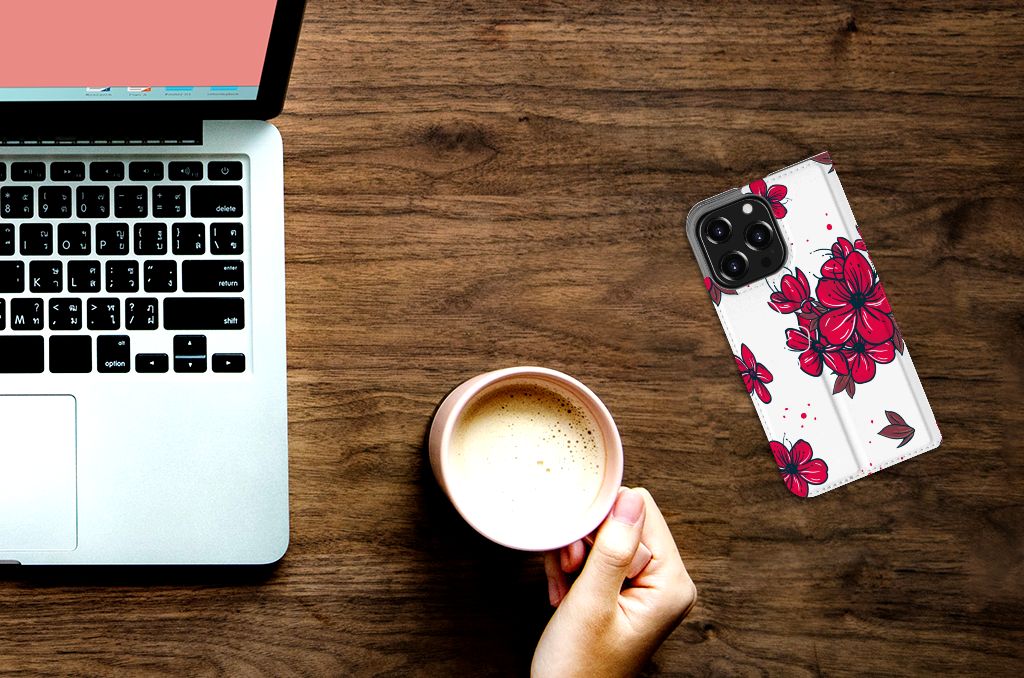 iPhone 13 Pro Smart Cover Blossom Red op een bureau met laptop en mok koffie, bloemenprint design 🌸.