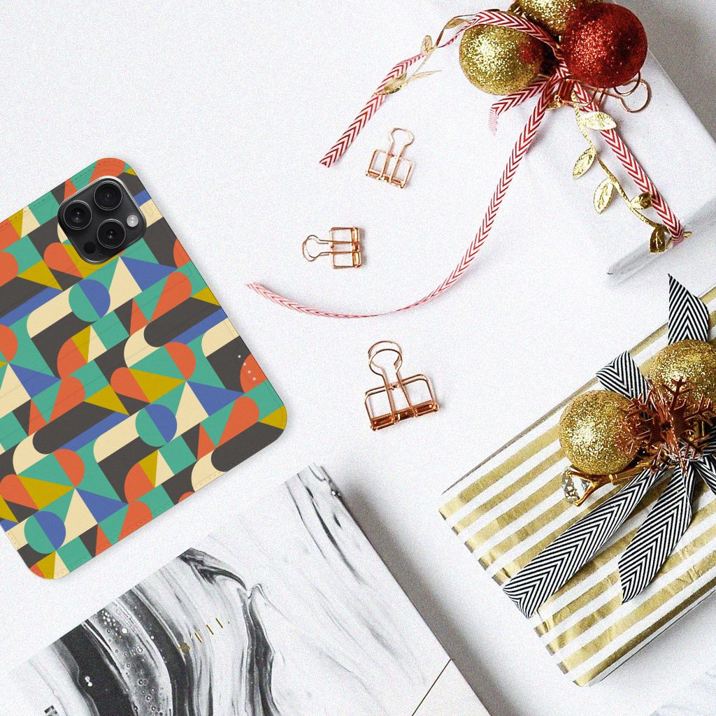 iPhone 15 Pro Hoesje met Magneet Funky Retro met kleurrijk geometrisch patroon op een tafel met kerstdecoratie 🎄