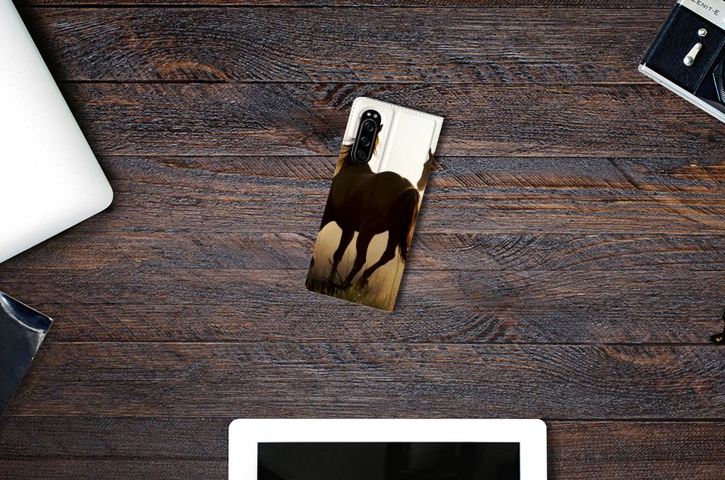 Sony Xperia 5 Hoesje maken Design Cowboy met paardenprint op een houten tafel.