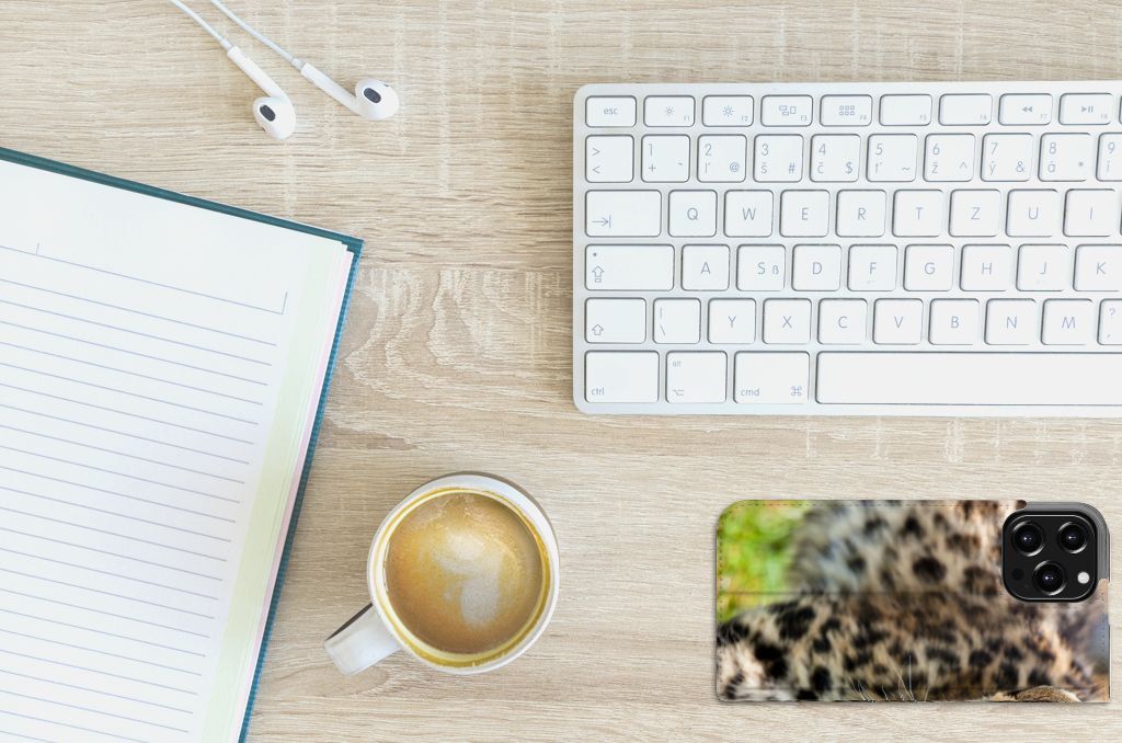 iPhone 13 Pro Max Hoesje maken Baby Luipaard met een koffiekop en notitieboekje op bureau.