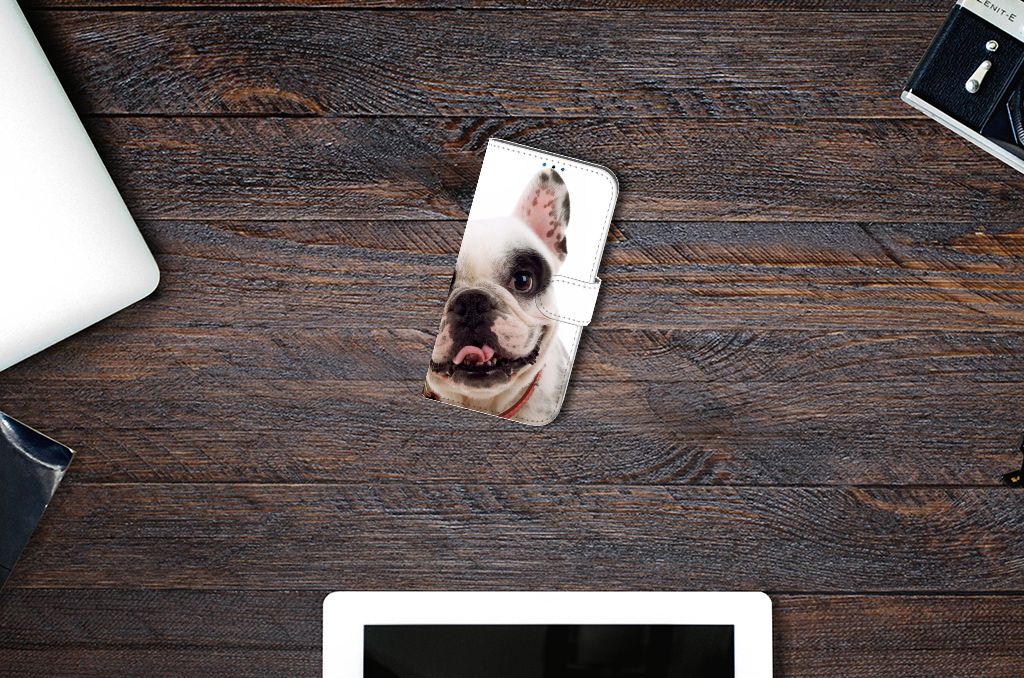 iPhone 14 Pro Telefoonhoesje met Pasjes Franse Bulldog op houten tafel met gadgets.
