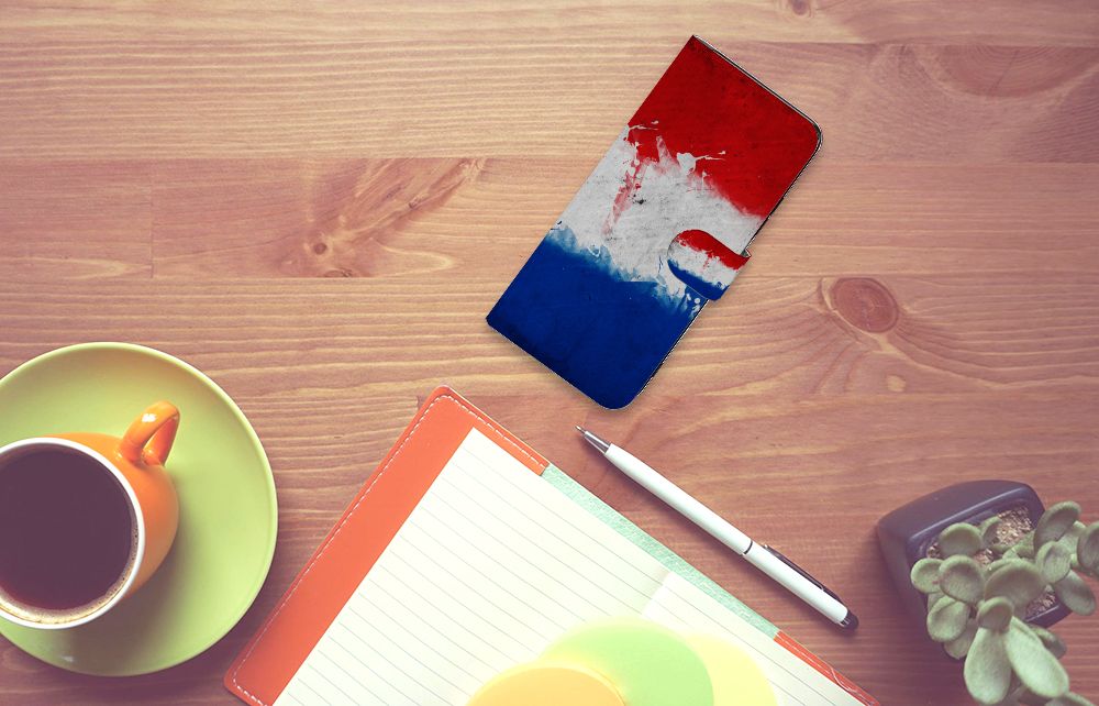 Xiaomi Redmi 12 Bookstyle Case Nederland met design van de Nederlandse vlag op een bureau met een kopje koffie.