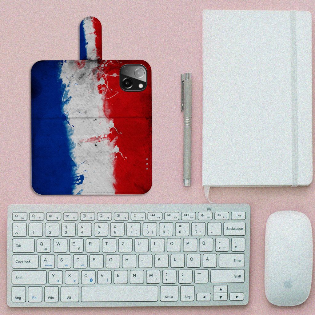 iPhone 13 Mini Bookstyle Case Nederland met artistiek design van de Nederlandse vlag op een bureautafel.