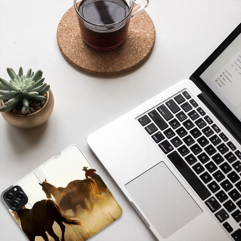 iPhone 13 Pro Max Hoesje maken Design Cowboy met paardenprint op bureau met laptop en plantje.