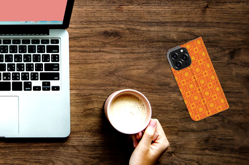 iPhone 13 Pro Hoesje met Magneet Batik Oranje - B2C Telecom